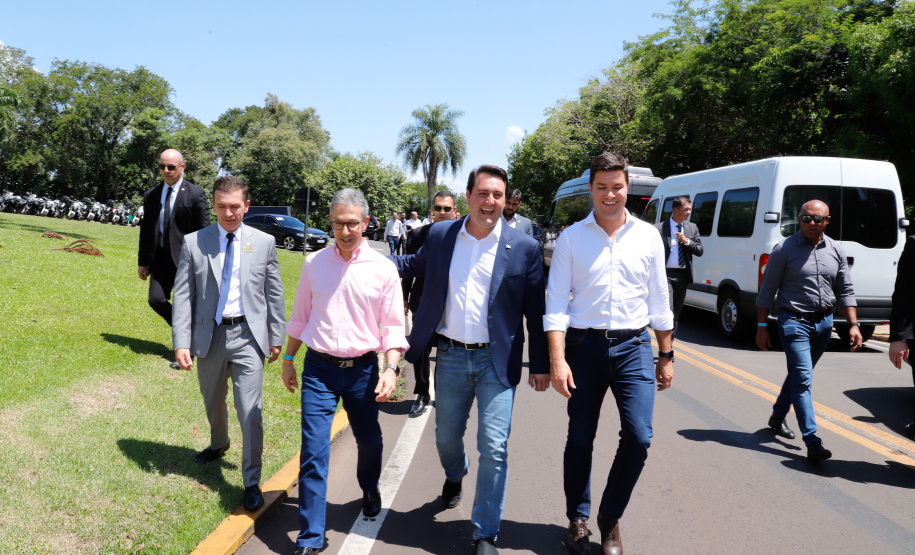 Compromisso com o desenvolvimento sustentável, reformas estruturantes, proteção das fronteiras e um pedido para que o governo federal dê suporte aos estados para um possível enfrentamento ao coronavírus estão entre os principais pontos da Carta de Foz do Iguaçu. O documento final do encontro do Consórcio de Integração Sul e Sudeste (Cosud) foi apresentado neste sábado (29) pelos governadores das duas regiões, durante uma coletiva de imprensa no Parque Nacional do Iguaçu.