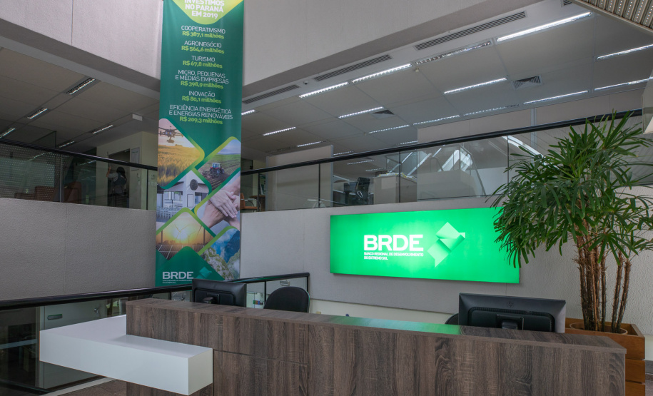 O Banco Regional de Desenvolvimento do Extremo Sul – BRDE teve papel estratégico no avanço da indústria paranaense em 2019. Segundo levantamento do Instituto Brasileiro de Geografia e Estatística – IBGE, entre janeiro e dezembro do ano passado, houve crescimento de 5,7% na produção industrial paranaense, colocando o Estado em posição de liderança no País.