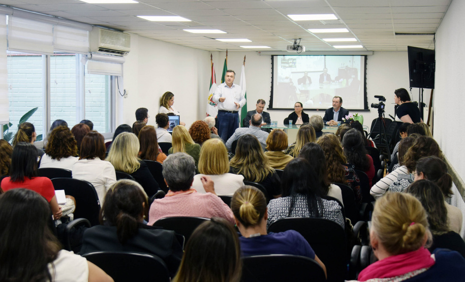 A aula inaugural dos programas de residência da Secretaria de Estado da Saúde e Escola Pública de Saúde do Paraná aconteceu nesta segunda-feira (02), no auditório da secretaria, em Curitiba. Os programas de residência multiprofissional nas áreas de Enfermagem, Farmácia, Psicologia, Serviço Social e Terapia Ocupacional e de Enfermagem Obstétrica iniciam as atividades deste ano com 24 estudantes. Foto:SESA