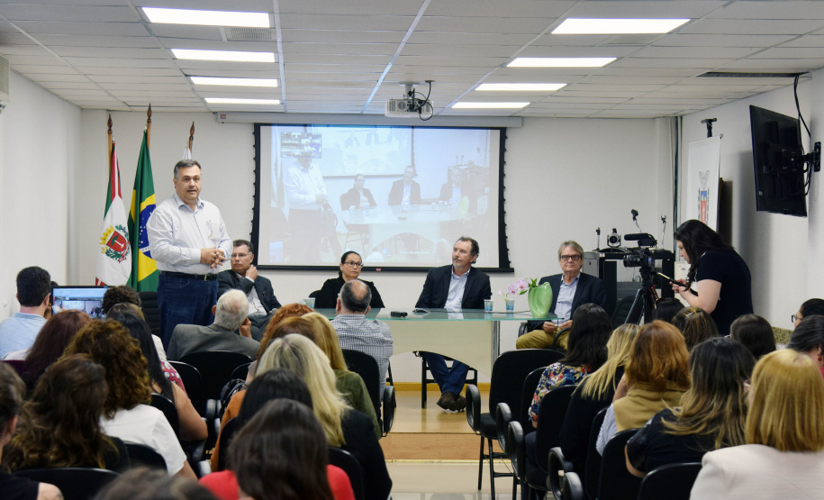 A aula inaugural dos programas de residência da Secretaria de Estado da Saúde e Escola Pública de Saúde do Paraná aconteceu nesta segunda-feira (02), no auditório da secretaria, em Curitiba. Os programas de residência multiprofissional nas áreas de Enfermagem, Farmácia, Psicologia, Serviço Social e Terapia Ocupacional e de Enfermagem Obstétrica iniciam as atividades deste ano com 24 estudantes. Foto:SESA