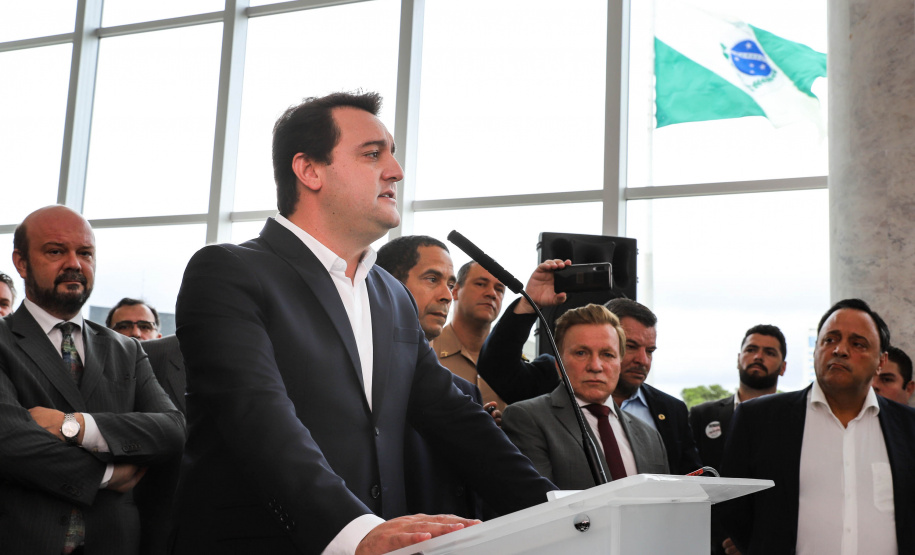 O governador Carlos Massa Ratinho Junior formalizou nesta terça-feira (03) o início do concurso para contratação de 2.400 policiais e bombeiros militares. Em solenidade no Palácio Iguaçu, o governador firmou o contrato com a Fundação da Universidade Federal do Paraná (Funpar), que será a responsável pela organização do concurso.