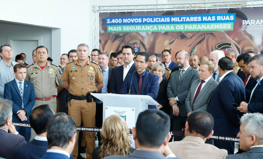 O governador Carlos Massa Ratinho Junior formalizou nesta terça-feira (03) o início do concurso para contratação de 2.400 policiais e bombeiros militares. Em solenidade no Palácio Iguaçu, o governador firmou o contrato com a Fundação da Universidade Federal do Paraná (Funpar), que será a responsável pela organização do concurso.