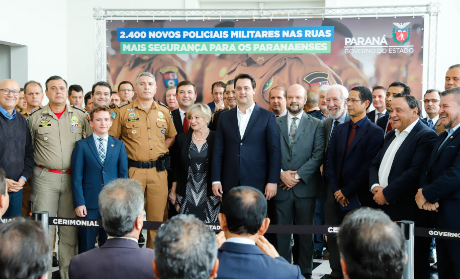 O governador Carlos Massa Ratinho Junior formalizou nesta terça-feira (03) o início do concurso para contratação de 2.400 policiais e bombeiros militares. Em solenidade no Palácio Iguaçu, o governador firmou o contrato com a Fundação da Universidade Federal do Paraná (Funpar), que será a responsável pela organização do concurso.