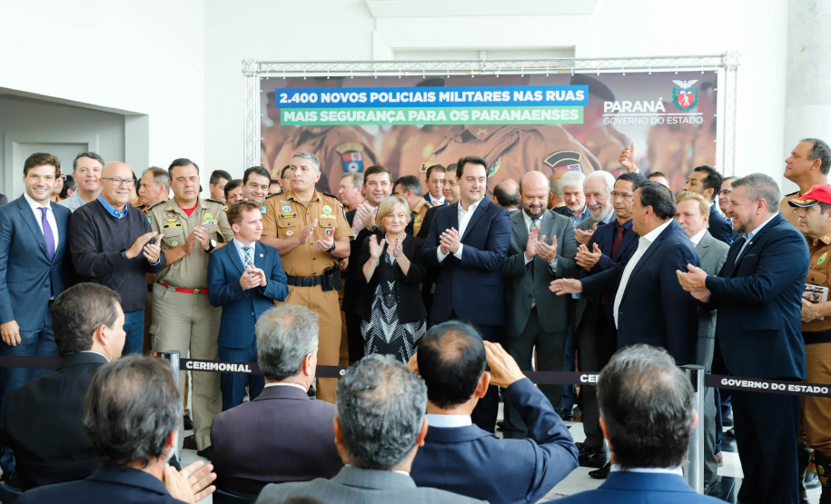 O governador Carlos Massa Ratinho Junior formalizou nesta terça-feira (03) o início do concurso para contratação de 2.400 policiais e bombeiros militares. Em solenidade no Palácio Iguaçu, o governador firmou o contrato com a Fundação da Universidade Federal do Paraná (Funpar), que será a responsável pela organização do concurso.
