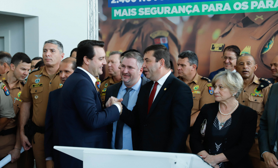 O governador Carlos Massa Ratinho Junior formalizou nesta terça-feira (03) o início do concurso para contratação de 2.400 policiais e bombeiros militares. Em solenidade no Palácio Iguaçu, o governador firmou o contrato com a Fundação da Universidade Federal do Paraná (Funpar), que será a responsável pela organização do concurso.