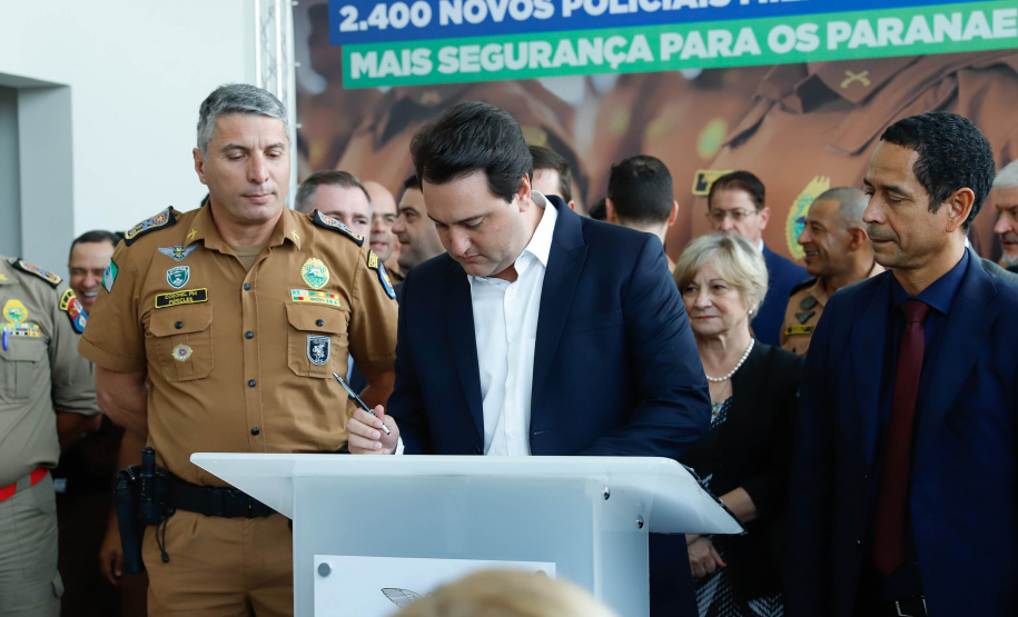 O governador Carlos Massa Ratinho Junior formalizou nesta terça-feira (03) o início do concurso para contratação de 2.400 policiais e bombeiros militares. Em solenidade no Palácio Iguaçu, o governador firmou o contrato com a Fundação da Universidade Federal do Paraná (Funpar), que será a responsável pela organização do concurso.