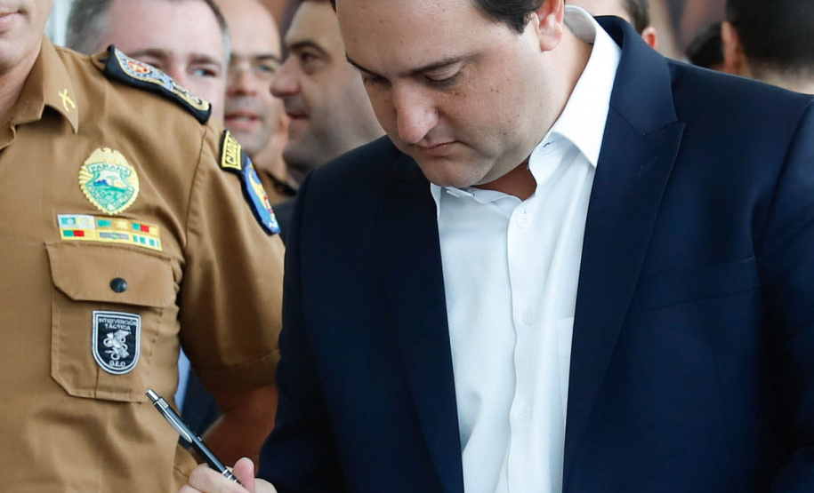 O governador Carlos Massa Ratinho Junior formalizou nesta terça-feira (03) o início do concurso para contratação de 2.400 policiais e bombeiros militares. Em solenidade no Palácio Iguaçu, o governador firmou o contrato com a Fundação da Universidade Federal do Paraná (Funpar), que será a responsável pela organização do concurso.