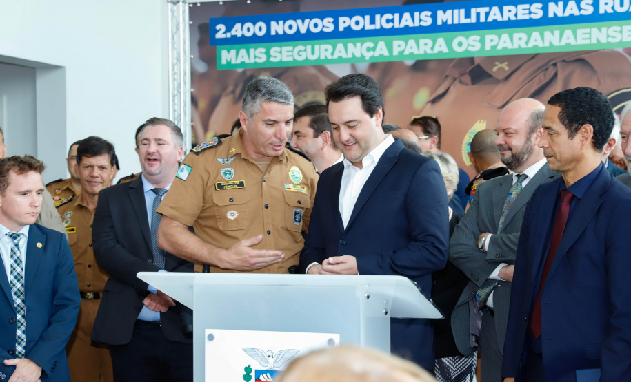 O governador Carlos Massa Ratinho Junior formalizou nesta terça-feira (03) o início do concurso para contratação de 2.400 policiais e bombeiros militares. Em solenidade no Palácio Iguaçu, o governador firmou o contrato com a Fundação da Universidade Federal do Paraná (Funpar), que será a responsável pela organização do concurso.
