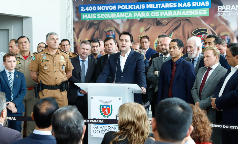 O governador Carlos Massa Ratinho Junior formalizou nesta terça-feira (03) o início do concurso para contratação de 2.400 policiais e bombeiros militares. Em solenidade no Palácio Iguaçu, o governador firmou o contrato com a Fundação da Universidade Federal do Paraná (Funpar), que será a responsável pela organização do concurso.