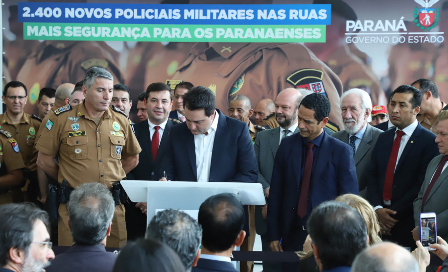 O governador Carlos Massa Ratinho Junior formalizou nesta terça-feira (03) o início do concurso para contratação de 2.400 policiais e bombeiros militares. Em solenidade no Palácio Iguaçu, o governador firmou o contrato com a Fundação da Universidade Federal do Paraná (Funpar), que será a responsável pela organização do concurso.