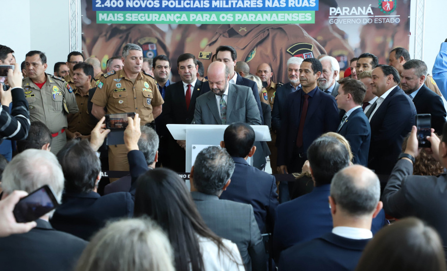 O governador Carlos Massa Ratinho Junior formalizou nesta terça-feira (03) o início do concurso para contratação de 2.400 policiais e bombeiros militares. Em solenidade no Palácio Iguaçu, o governador firmou o contrato com a Fundação da Universidade Federal do Paraná (Funpar), que será a responsável pela organização do concurso.