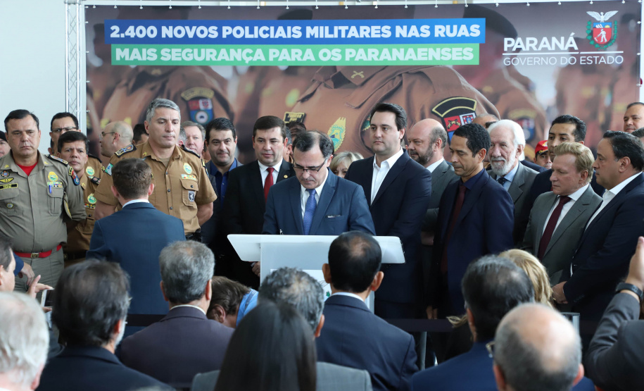 O governador Carlos Massa Ratinho Junior formalizou nesta terça-feira (03) o início do concurso para contratação de 2.400 policiais e bombeiros militares. Em solenidade no Palácio Iguaçu, o governador firmou o contrato com a Fundação da Universidade Federal do Paraná (Funpar), que será a responsável pela organização do concurso.