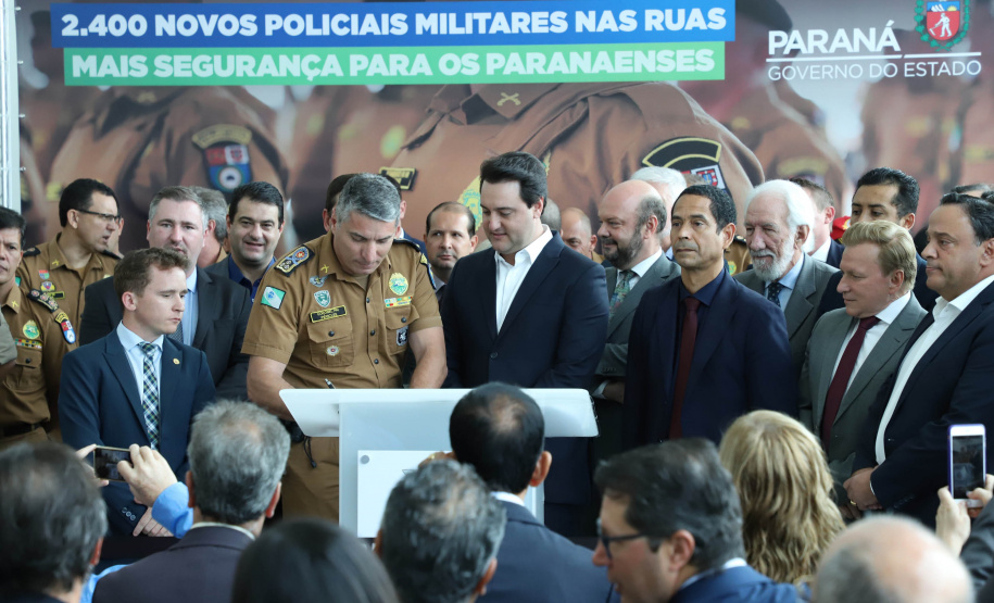 O governador Carlos Massa Ratinho Junior formalizou nesta terça-feira (03) o início do concurso para contratação de 2.400 policiais e bombeiros militares. Em solenidade no Palácio Iguaçu, o governador firmou o contrato com a Fundação da Universidade Federal do Paraná (Funpar), que será a responsável pela organização do concurso.