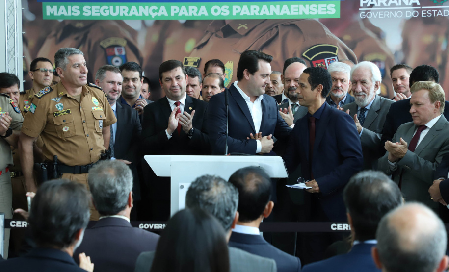 O governador Carlos Massa Ratinho Junior formalizou nesta terça-feira (03) o início do concurso para contratação de 2.400 policiais e bombeiros militares. Em solenidade no Palácio Iguaçu, o governador firmou o contrato com a Fundação da Universidade Federal do Paraná (Funpar), que será a responsável pela organização do concurso.