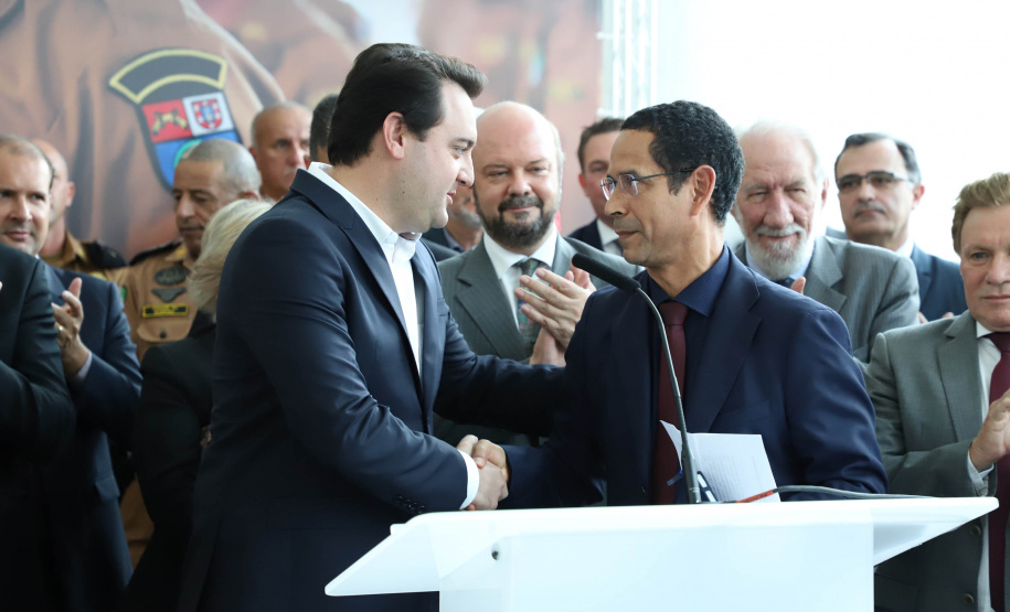 O governador Carlos Massa Ratinho Junior formalizou nesta terça-feira (03) o início do concurso para contratação de 2.400 policiais e bombeiros militares. Em solenidade no Palácio Iguaçu, o governador firmou o contrato com a Fundação da Universidade Federal do Paraná (Funpar), que será a responsável pela organização do concurso.