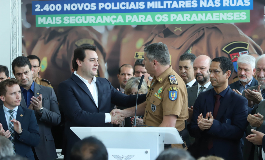O governador Carlos Massa Ratinho Junior formalizou nesta terça-feira (03) o início do concurso para contratação de 2.400 policiais e bombeiros militares. Em solenidade no Palácio Iguaçu, o governador firmou o contrato com a Fundação da Universidade Federal do Paraná (Funpar), que será a responsável pela organização do concurso.