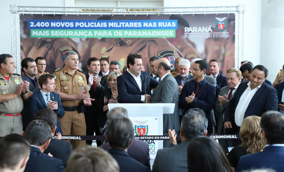 O governador Carlos Massa Ratinho Junior formalizou nesta terça-feira (03) o início do concurso para contratação de 2.400 policiais e bombeiros militares. Em solenidade no Palácio Iguaçu, o governador firmou o contrato com a Fundação da Universidade Federal do Paraná (Funpar), que será a responsável pela organização do concurso.