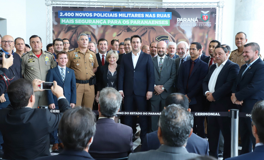 O governador Carlos Massa Ratinho Junior formalizou nesta terça-feira (03) o início do concurso para contratação de 2.400 policiais e bombeiros militares. Em solenidade no Palácio Iguaçu, o governador firmou o contrato com a Fundação da Universidade Federal do Paraná (Funpar), que será a responsável pela organização do concurso.