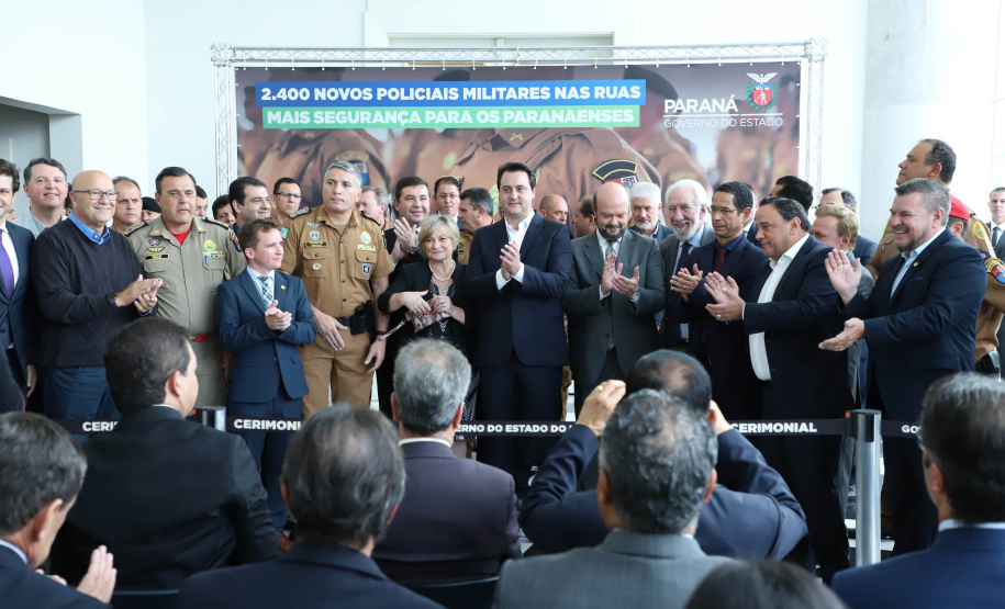 O governador Carlos Massa Ratinho Junior formalizou nesta terça-feira (03) o início do concurso para contratação de 2.400 policiais e bombeiros militares. Em solenidade no Palácio Iguaçu, o governador firmou o contrato com a Fundação da Universidade Federal do Paraná (Funpar), que será a responsável pela organização do concurso.