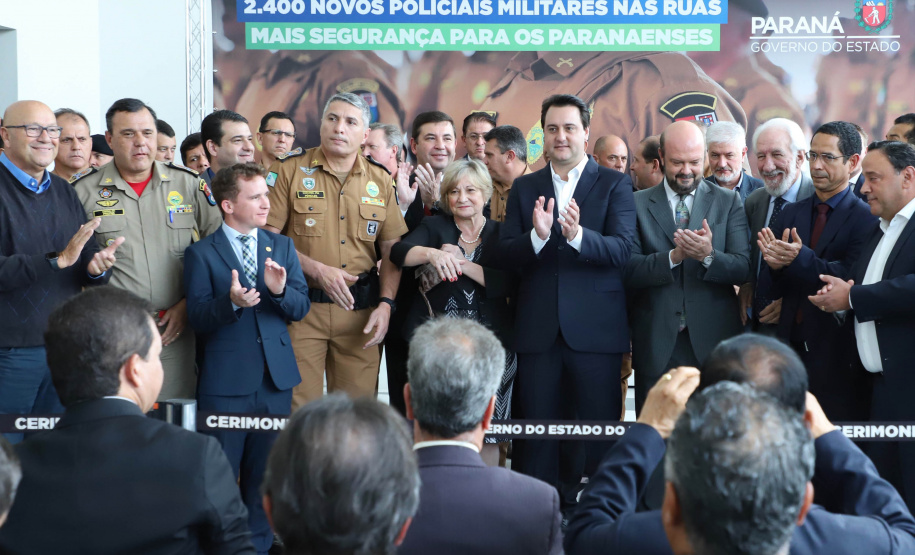 O governador Carlos Massa Ratinho Junior formalizou nesta terça-feira (03) o início do concurso para contratação de 2.400 policiais e bombeiros militares. Em solenidade no Palácio Iguaçu, o governador firmou o contrato com a Fundação da Universidade Federal do Paraná (Funpar), que será a responsável pela organização do concurso.