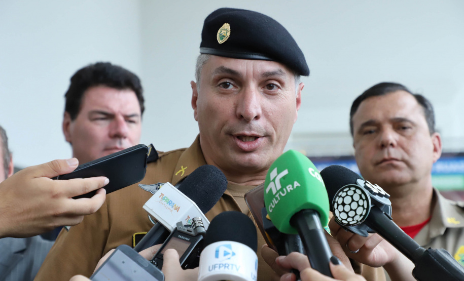 O governador Carlos Massa Ratinho Junior formalizou nesta terça-feira (03) o início do concurso para contratação de 2.400 policiais e bombeiros militares. Em solenidade no Palácio Iguaçu, o governador firmou o contrato com a Fundação da Universidade Federal do Paraná (Funpar), que será a responsável pela organização do concurso.