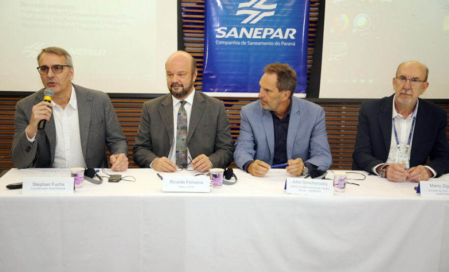 Mesa de abertura do evento MuDak, realizado na Sanepar
Foto: Luiz Arnaldo Lima