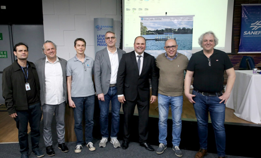 Pesquisadores reunidos na Sanepar

Foto: Luiz Arnaldo Lima