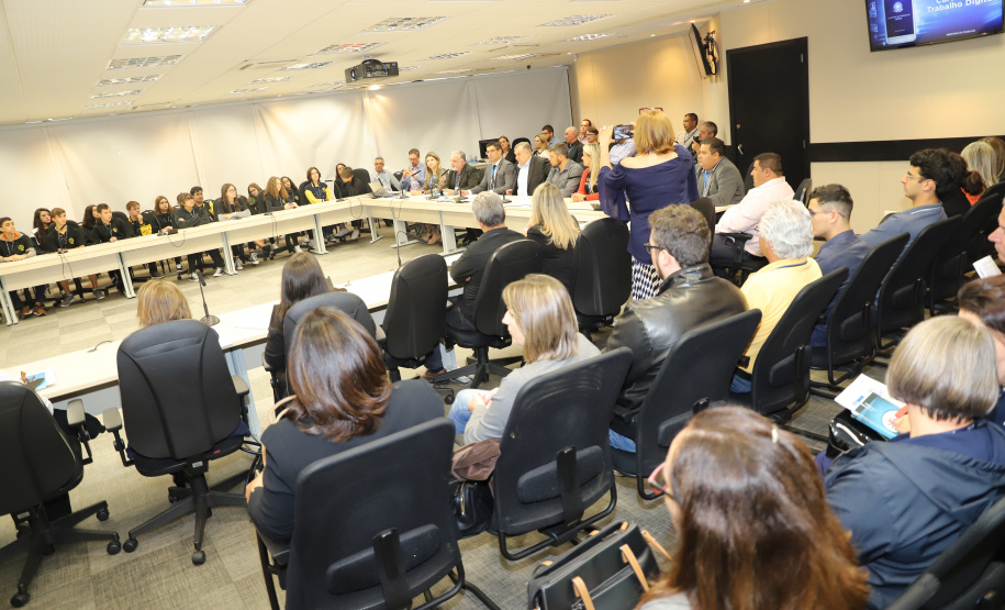 O aplicativo da Carteira de Trabalho e Previdência Social foi lançado nesta terça-feira (03) no Estado pela Secretaria da Justiça, Família e Trabalho, em parceira com a Superintendência Regional do Trabalho no Paraná, do Ministério da Economia. O objetivo da nova ferramenta é de facilitar a vida dos trabalhadores. Com a aplicativo, com o documento estará à mão sempre com os dados atualizados, o que substitui a carteira de trabalho física.Foto: SEJUF