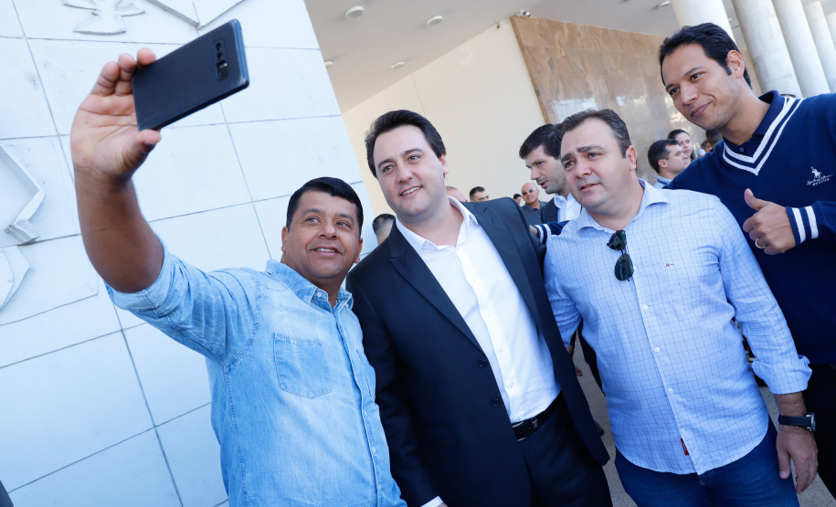 Veículos repassados pelo governador Ratinho Junior beneficiam 96 municípios e estão dentro da política de levar a saúde para mais perto das pessoas. Investimento foi de R$ 16,4 milhões e faz parte de um pacote que poderá abranger 1.500 equipamentos nos próximos meses.
Foto: Rodrigo Felix Leal