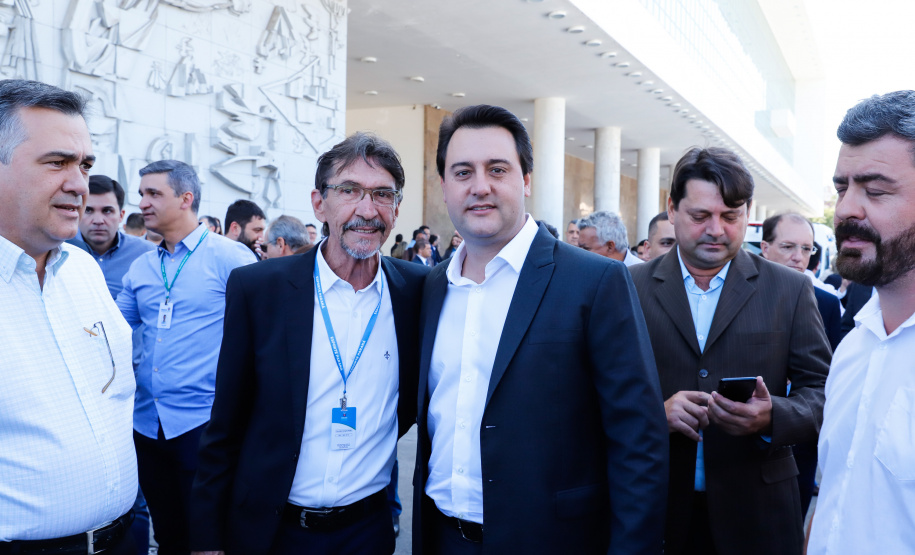 Veículos repassados pelo governador Ratinho Junior beneficiam 96 municípios e estão dentro da política de levar a saúde para mais perto das pessoas. Investimento foi de R$ 16,4 milhões e faz parte de um pacote que poderá abranger 1.500 equipamentos nos próximos meses.
Foto: Rodrigo Felix Leal