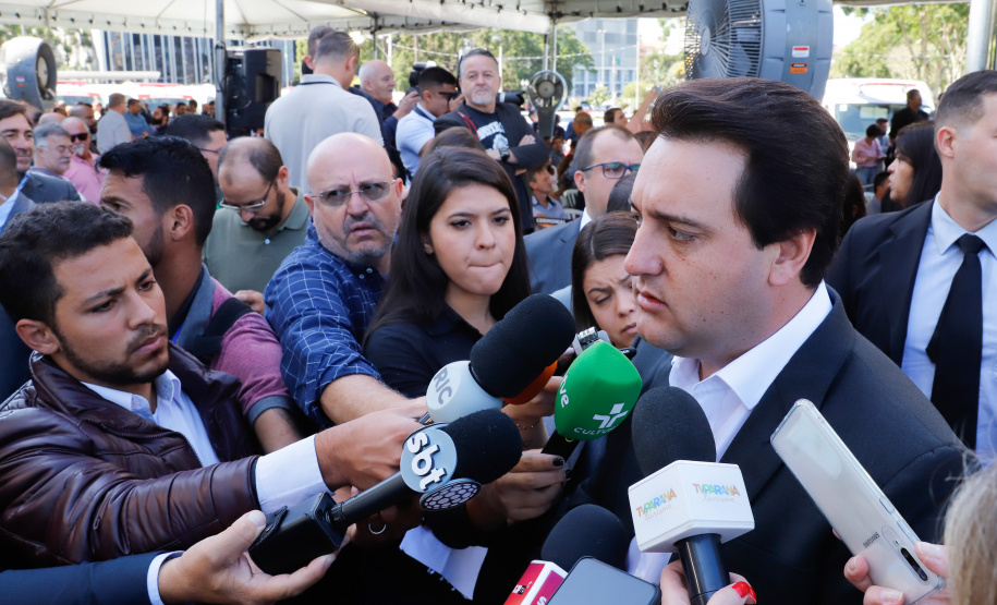 Veículos repassados pelo governador Ratinho Junior beneficiam 96 municípios e estão dentro da política de levar a saúde para mais perto das pessoas. Investimento foi de R$ 16,4 milhões e faz parte de um pacote que poderá abranger 1.500 equipamentos nos próximos meses.
Foto: Rodrigo Felix Leal