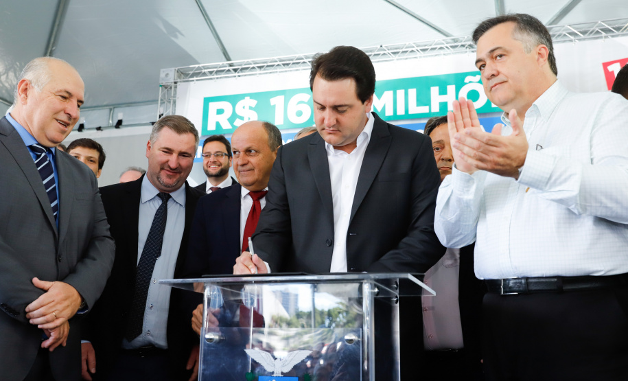 Veículos repassados pelo governador Ratinho Junior beneficiam 96 municípios e estão dentro da política de levar a saúde para mais perto das pessoas. Investimento foi de R$ 16,4 milhões e faz parte de um pacote que poderá abranger 1.500 equipamentos nos próximos meses.
Foto: Rodrigo Felix Leal