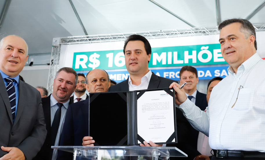 Veículos repassados pelo governador Ratinho Junior beneficiam 96 municípios e estão dentro da política de levar a saúde para mais perto das pessoas. Investimento foi de R$ 16,4 milhões e faz parte de um pacote que poderá abranger 1.500 equipamentos nos próximos meses.
Foto: Rodrigo Felix Leal