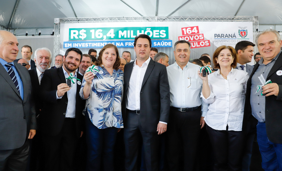 Veículos repassados pelo governador Ratinho Junior beneficiam 96 municípios e estão dentro da política de levar a saúde para mais perto das pessoas. Investimento foi de R$ 16,4 milhões e faz parte de um pacote que poderá abranger 1.500 equipamentos nos próximos meses.
Foto: Rodrigo Felix Leal