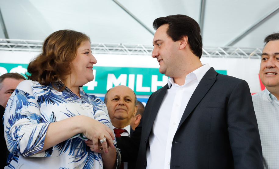 Veículos repassados pelo governador Ratinho Junior beneficiam 96 municípios e estão dentro da política de levar a saúde para mais perto das pessoas. Investimento foi de R$ 16,4 milhões e faz parte de um pacote que poderá abranger 1.500 equipamentos nos próximos meses.
Foto: Rodrigo Felix Leal