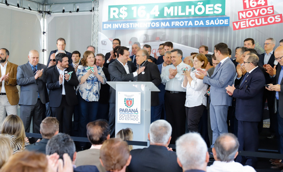 Veículos repassados pelo governador Ratinho Junior beneficiam 96 municípios e estão dentro da política de levar a saúde para mais perto das pessoas. Investimento foi de R$ 16,4 milhões e faz parte de um pacote que poderá abranger 1.500 equipamentos nos próximos meses.
Foto: Rodrigo Felix Leal