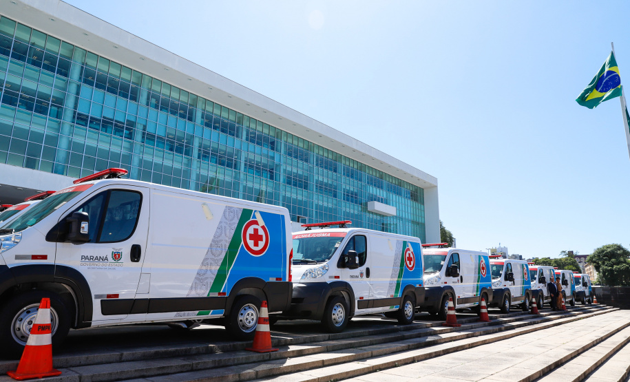 Veículos repassados pelo governador Ratinho Junior beneficiam 96 municípios e estão dentro da política de levar a saúde para mais perto das pessoas. Investimento foi de R$ 16,4 milhões e faz parte de um pacote que poderá abranger 1.500 equipamentos nos próximos meses.
Foto: Rodrigo Felix Leal