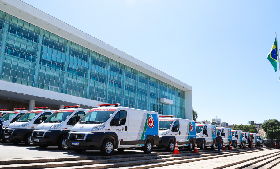 Veículos repassados pelo governador Ratinho Junior beneficiam 96 municípios e estão dentro da política de levar a saúde para mais perto das pessoas. Investimento foi de R$ 16,4 milhões e faz parte de um pacote que poderá abranger 1.500 equipamentos nos próximos meses.
Foto: Rodrigo Felix Leal