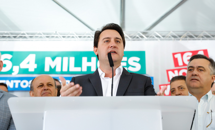 Veículos repassados pelo governador Ratinho Junior beneficiam 96 municípios e estão dentro da política de levar a saúde para mais perto das pessoas. Investimento foi de R$ 16,4 milhões e faz parte de um pacote que poderá abranger 1.500 equipamentos nos próximos meses.
Foto: Rodrigo Felix Leal