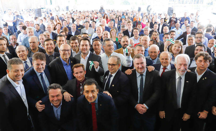 Veículos repassados pelo governador Ratinho Junior beneficiam 96 municípios e estão dentro da política de levar a saúde para mais perto das pessoas. Investimento foi de R$ 16,4 milhões e faz parte de um pacote que poderá abranger 1.500 equipamentos nos próximos meses.
Foto: Rodrigo Felix Leal