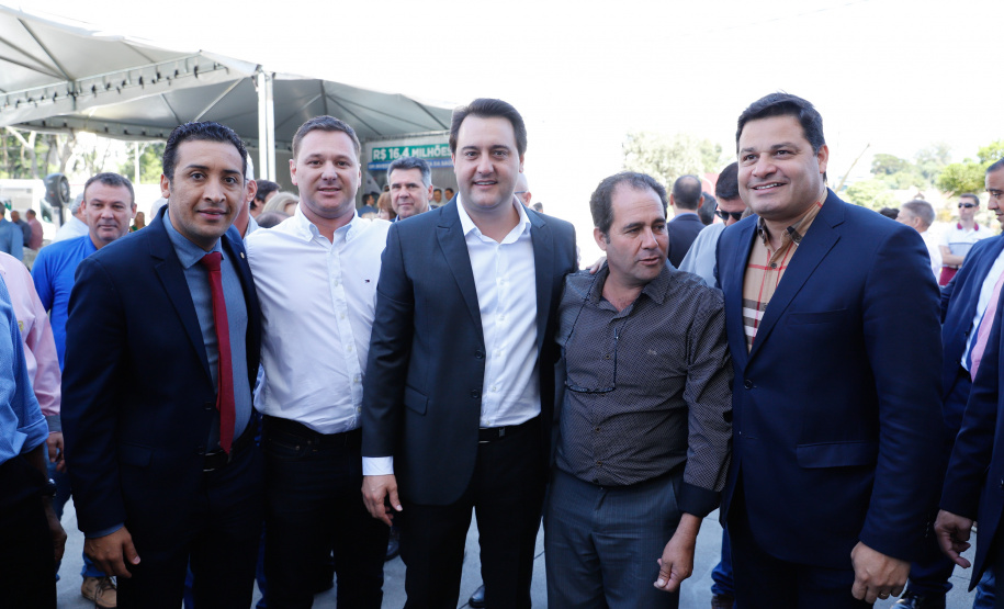 Veículos repassados pelo governador Ratinho Junior beneficiam 96 municípios e estão dentro da política de levar a saúde para mais perto das pessoas. Investimento foi de R$ 16,4 milhões e faz parte de um pacote que poderá abranger 1.500 equipamentos nos próximos meses.
Foto: Rodrigo Felix Leal