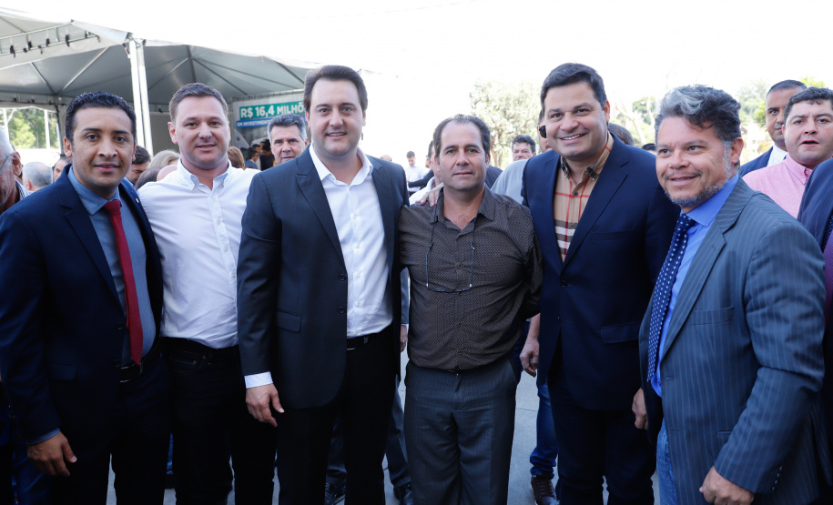 Veículos repassados pelo governador Ratinho Junior beneficiam 96 municípios e estão dentro da política de levar a saúde para mais perto das pessoas. Investimento foi de R$ 16,4 milhões e faz parte de um pacote que poderá abranger 1.500 equipamentos nos próximos meses.
Foto: Rodrigo Felix Leal