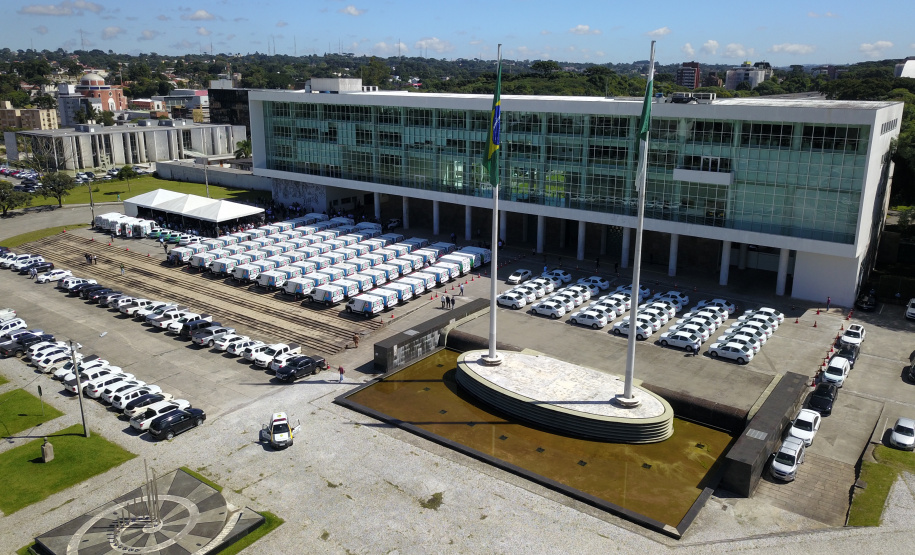 Veículos repassados pelo governador Ratinho Junior beneficiam 96 municípios e estão dentro da política de levar a saúde para mais perto das pessoas. Investimento foi de R$ 16,4 milhões e faz parte de um pacote que poderá abranger 1.500 equipamentos nos próximos meses.
Foto: José Fernando Ogura/AEN