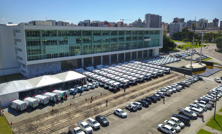 Veículos repassados pelo governador Ratinho Junior beneficiam 96 municípios e estão dentro da política de levar a saúde para mais perto das pessoas. Investimento foi de R$ 16,4 milhões e faz parte de um pacote que poderá abranger 1.500 equipamentos nos próximos meses.
Foto: José Fernando Ogura/AEN