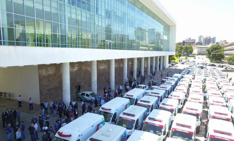 Veículos repassados pelo governador Ratinho Junior beneficiam 96 municípios e estão dentro da política de levar a saúde para mais perto das pessoas. Investimento foi de R$ 16,4 milhões e faz parte de um pacote que poderá abranger 1.500 equipamentos nos próximos meses.
Foto: José Fernando Ogura/AEN