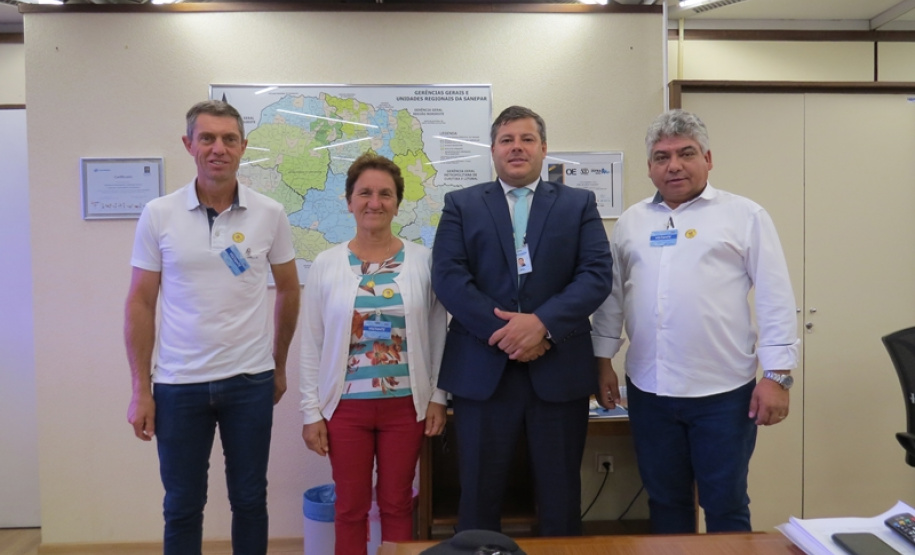 A Sanepar vai investir mais de R$ 3 milhões em obras que vão ampliar o abastecimento com água e a coleta e tratamento de esgoto no município. Para detalhar os investimentos nos serviços de saneamento, estiveram na Sanepar, em Curitiba, na terça-feira (3) o prefeito Jair Rocha da Silva, a vice-prefeita Neuza Grein Ruginski; e o presidente da Câmara de Vereadores Mateus Ruzicki. Eles se reuniram com o diretor de Investimentos da Sanepar, Joel de Jesus Macedo. Foto: Sanepar