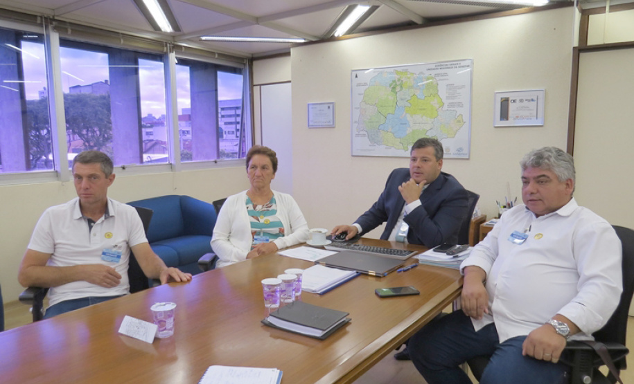 A Sanepar vai investir mais de R$ 3 milhões em obras que vão ampliar o abastecimento com água e a coleta e tratamento de esgoto no município. Para detalhar os investimentos nos serviços de saneamento, estiveram na Sanepar, em Curitiba, na terça-feira (3) o prefeito Jair Rocha da Silva, a vice-prefeita Neuza Grein Ruginski; e o presidente da Câmara de Vereadores Mateus Ruzicki. Eles se reuniram com o diretor de Investimentos da Sanepar, Joel de Jesus Macedo. Foto: Sanepar