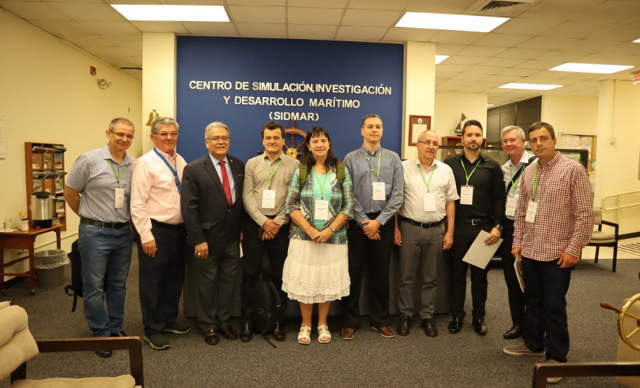 A empresa pública Portos do Paraná esteve presente no curso sobre o uso do Canal do Panamá como alternativa para o escoamento da produção até a Ásia, que começou segunda-feira e se encerrou nesta quarta-feira (4), na Cidade do Panamá. Nos três dias, representantes das autoridades portuárias de países da América Latina, agências e empresas do setor conheceram em detalhes este elo logístico mundial, vantagens e desvantagens dessa rota.Foto: Portos do Paraná