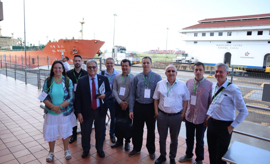 A empresa pública Portos do Paraná esteve presente no curso sobre o uso do Canal do Panamá como alternativa para o escoamento da produção até a Ásia, que começou segunda-feira e se encerrou nesta quarta-feira (4), na Cidade do Panamá. Nos três dias, representantes das autoridades portuárias de países da América Latina, agências e empresas do setor conheceram em detalhes este elo logístico mundial, vantagens e desvantagens dessa rota.Foto: Portos do Paraná