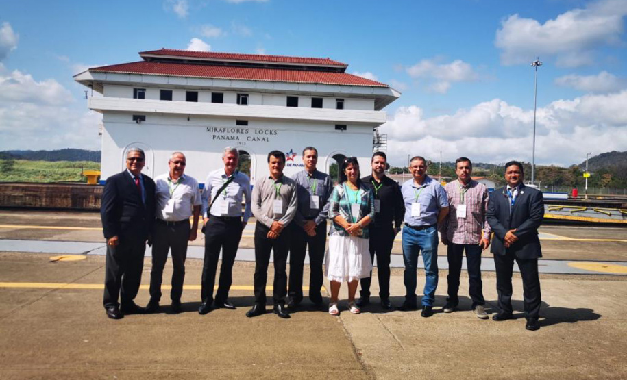 A empresa pública Portos do Paraná esteve presente no curso sobre o uso do Canal do Panamá como alternativa para o escoamento da produção até a Ásia, que começou segunda-feira e se encerrou nesta quarta-feira (4), na Cidade do Panamá. Nos três dias, representantes das autoridades portuárias de países da América Latina, agências e empresas do setor conheceram em detalhes este elo logístico mundial, vantagens e desvantagens dessa rota.Foto: Portos do Paraná